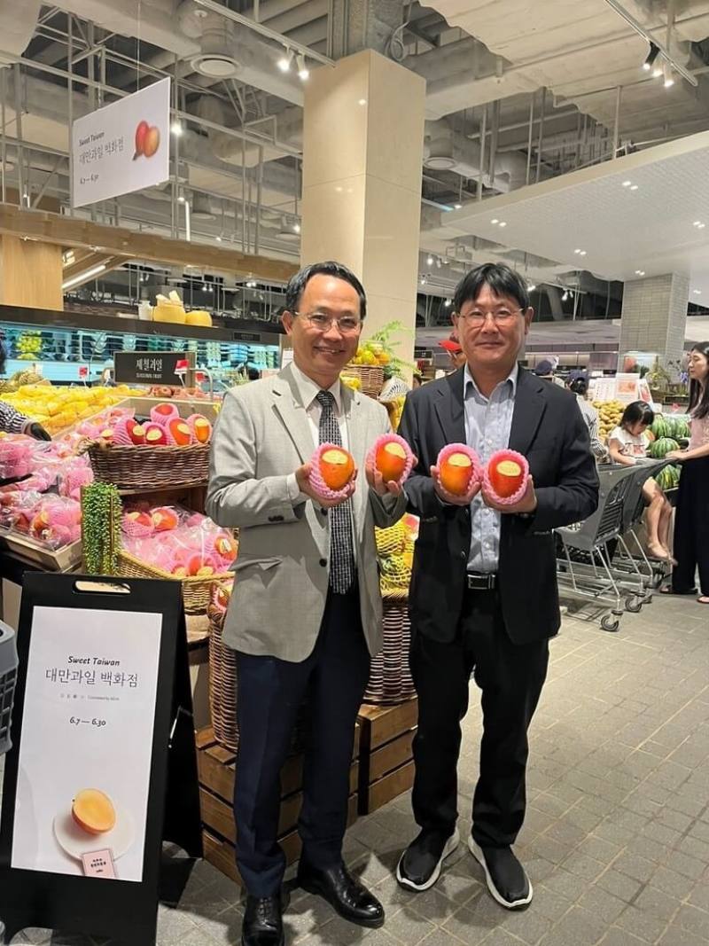 駐韓國代表部經濟組組長黃中兆（右）與首爾台灣貿易中心主任賴登科（左）7日在首爾汝矣島的現代百貨生鮮區視察愛文芒果促銷狀況。（台貿中心提供）