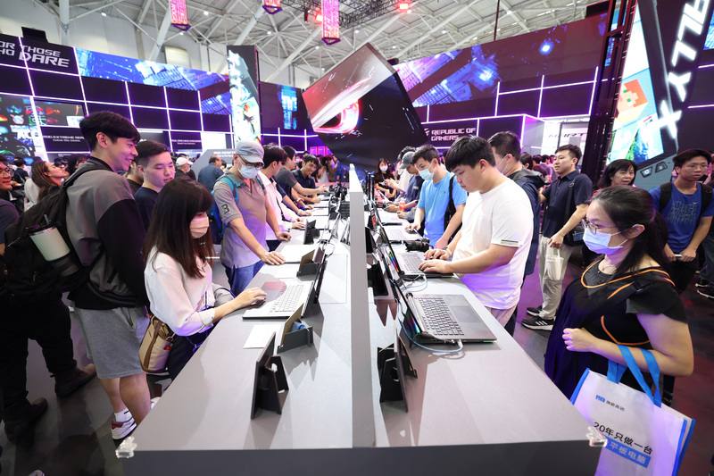 2024台北國際電腦展（COMPUTEX）7日在南港展覽館1館及2館迎接展期最終日，不少民眾趁著最後一天進場參觀，體驗展區電腦設備等。