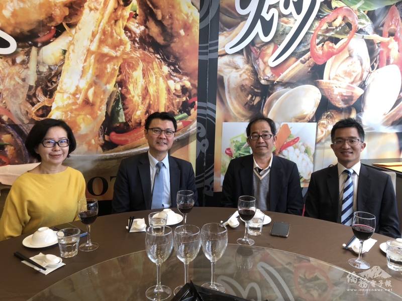 范厚祿、中心主任與新舊任會長合影