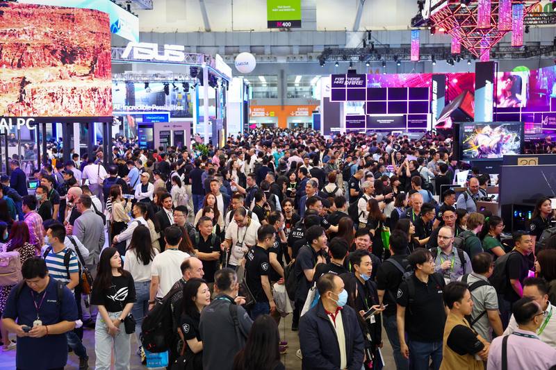 台北國際電腦展今年以AI為主軸，4日開幕日吸引大批人潮。