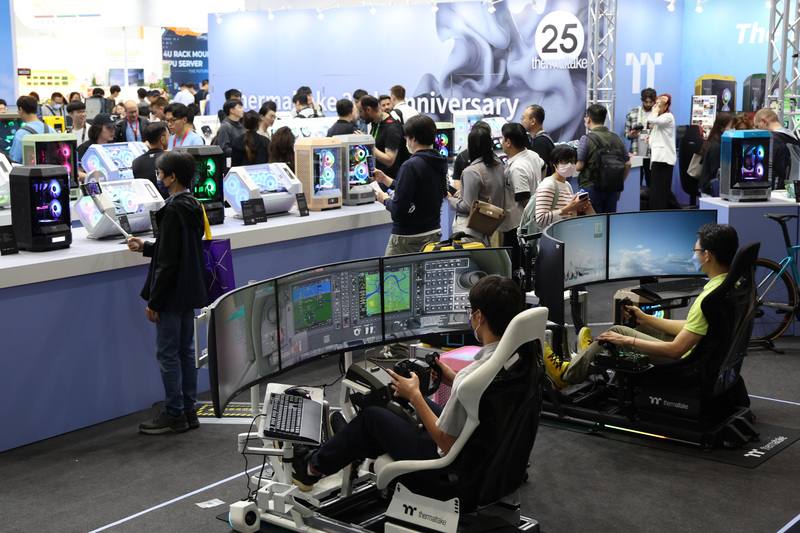 台北國際電腦展（COMPUTEX）最後一天，許多民眾進場體驗現場設施。