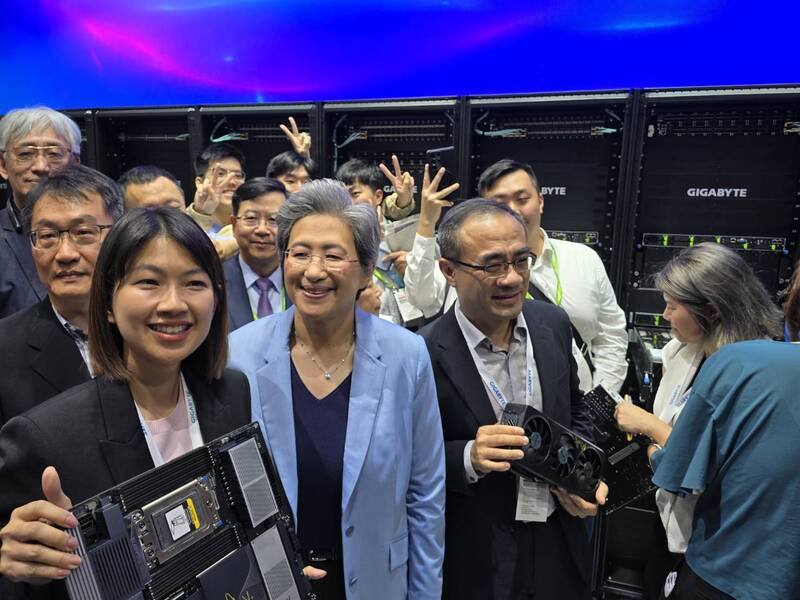 台北國際電腦展4日起登場，超微（AMD）董事長蘇姿丰（中）造訪技嘉展區，大讚和技嘉有很良好的合作關係。