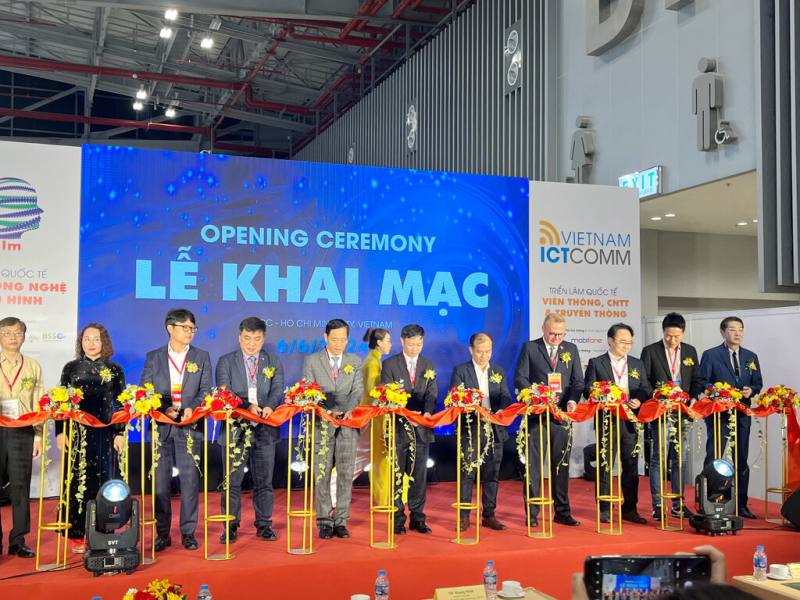 2024年越南電影及電視技術展這次共有300多家來自全球與越南的業者參與。主辦單位特別邀請台灣電視劇製作產業聯合總會會長林錫輝（右）為開幕儀式剪綵。（台灣電視劇製作產業聯合總會提供）