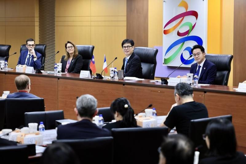 高雄市長陳其邁（後右2）7日出席法國企業圓桌論壇，與法商企業交流，論壇聚焦高雄綠能布局、碳排管理、防疫公衛發展等，會中企業代表也分享法國綠能發展。（高雄市經發局提供）