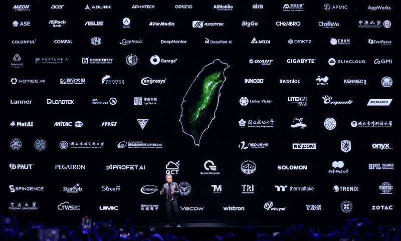 輝達（NVIDIA）執行長黃仁勳2日在台大體育館發表主題演講，黃仁勳在演講中秀出台灣地圖及輝達供應鏈合作廠商，表示台灣是輝達非常珍貴夥伴的集中地，輝達一切都從這裡開始。