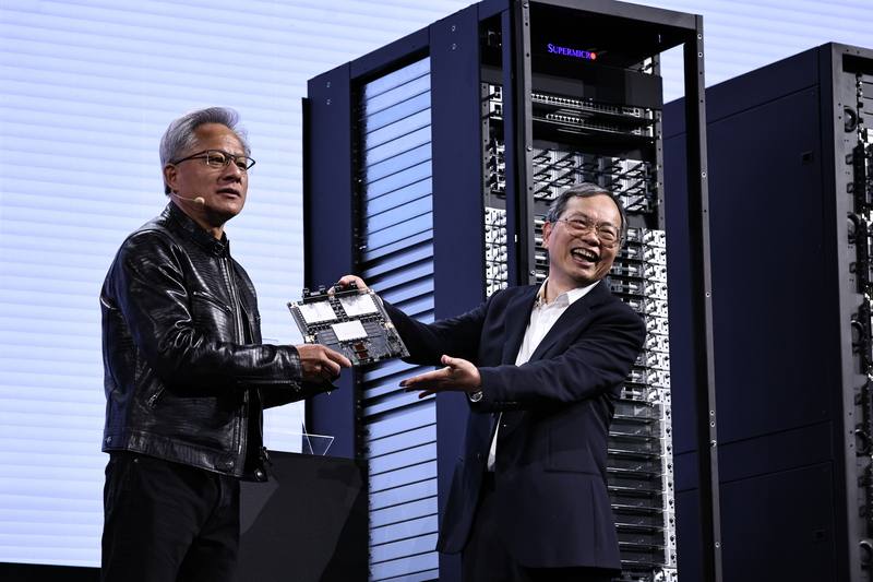 美超微（Supermicro）總裁暨執行長梁見後（右）5日上午在台北舉行主題演講，輝達（NVIDIA）執行長黃仁勳（左）現身站台，與梁見後一同介紹產品。