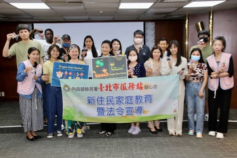 為讓在台新移民能感受端午節節慶氣氛，移民署表示，轄下台北市服務站近日邀請來自馬來西亞的新住民彭朝萍（前排左3）和學員講述娘惹粽的特色，現場也一起製作粽子造型香包，以及分享她在台生活35年的奮鬥故事。（移民署提供）