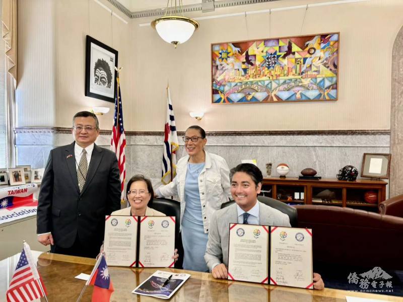 處長類延峰（左一）及新北市政府教育局聘任督學王綠琳（左二）代表市府接受雙城續約協議書，與辛城市長（右一）、副市長（右二）合照