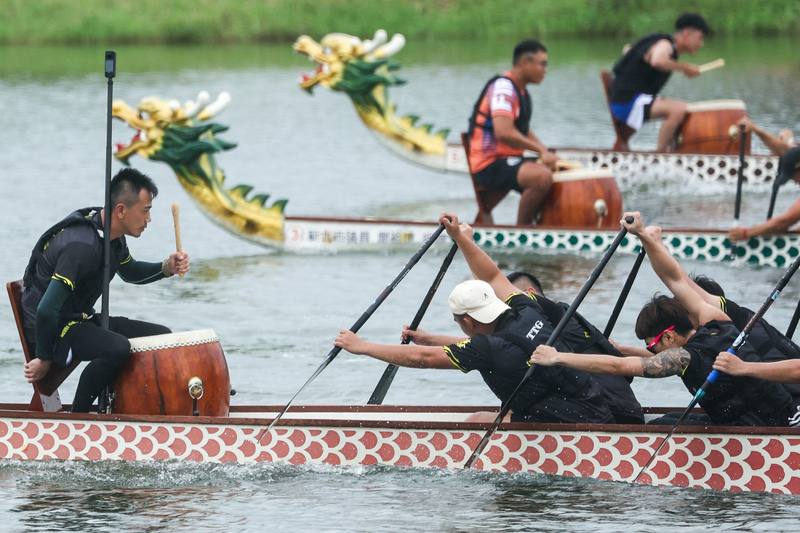 新北市議長盃第14屆龍舟錦標賽9日在微風運河登場，龍舟隊選手奮力划槳，全力衝向終點