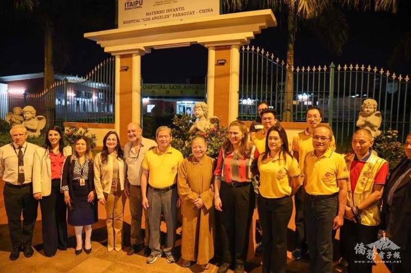 華人慈善基金會及貴賓們見證捐贈儀式