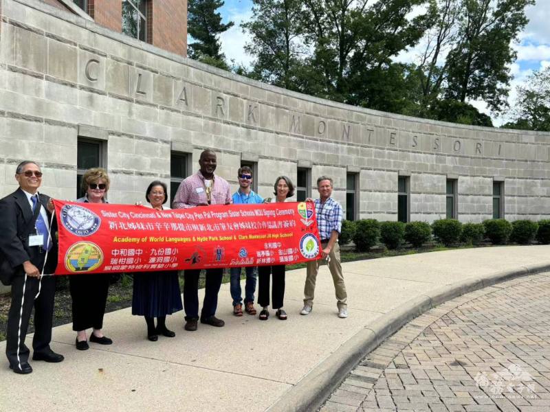 王綠琳代表參訪筆友會辛城學校Clark Montessori School,由委員會Jack、榮譽主席Janet ，及教師Victoria陪同