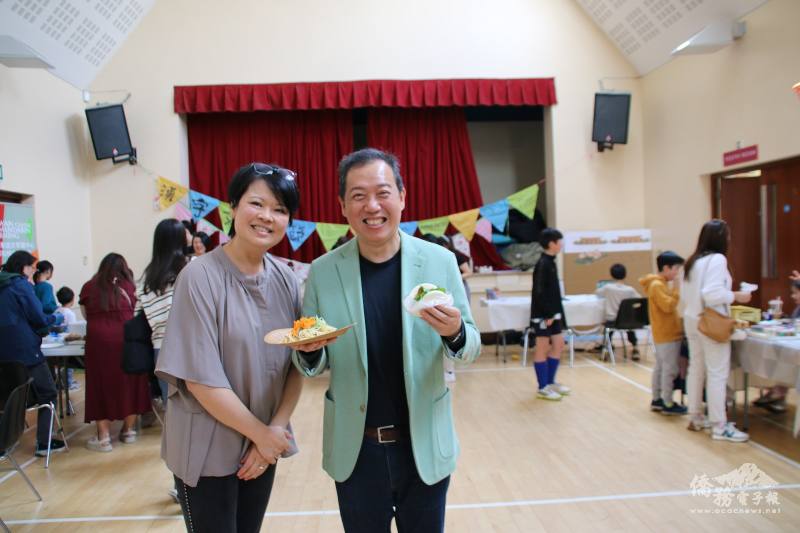 駐愛爾蘭臺北代表處大使楊子葆(右)、都柏林中文學校校長暨愛爾蘭臺灣華語文學習中心主任劉淑慧(左)合影