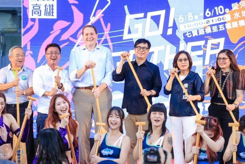 「2024高雄愛河端午國際龍舟嘉年華」8日熱鬧開幕，高雄市長陳其邁（後右3）出席表示，嘉年華活動豐富，有水上龍舟、陸域龍舟，更有飛龍在天，歡迎全台遊客把握連假到高雄旅遊。（高雄市政府提供）