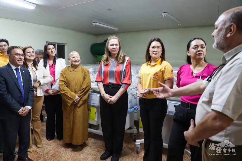 中巴康寧醫院院長Dr. Guido Venialgo（右一）向大家講述醫院近況