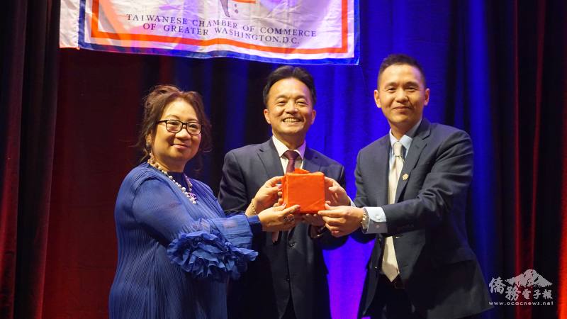 在駐美副代表鄭榮俊的監交下，卸任會長會長王璿澔將印信交個新任會長李海雯