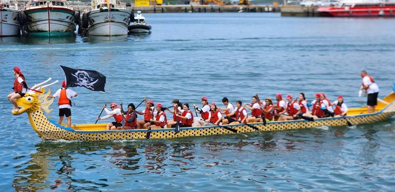 澎湖端午節龍舟競賽10日在馬公第三漁港舉行，來自美國在澎湖擔任的美語老師們組成「澎湖海盜隊」，參加男女混合組賽事，成為賽事亮點