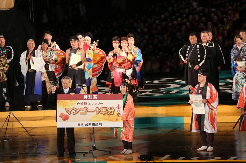 日本北海道札幌第33屆YOSAKOI SORAN（索朗祭）9日閉幕，冠軍是札幌市的團體「平岸天神」隊，交通部觀光署提供一年份的鳳梨酥、台南市農業局長李建裕代表台南市政府贈送一年份芒果作為獎品