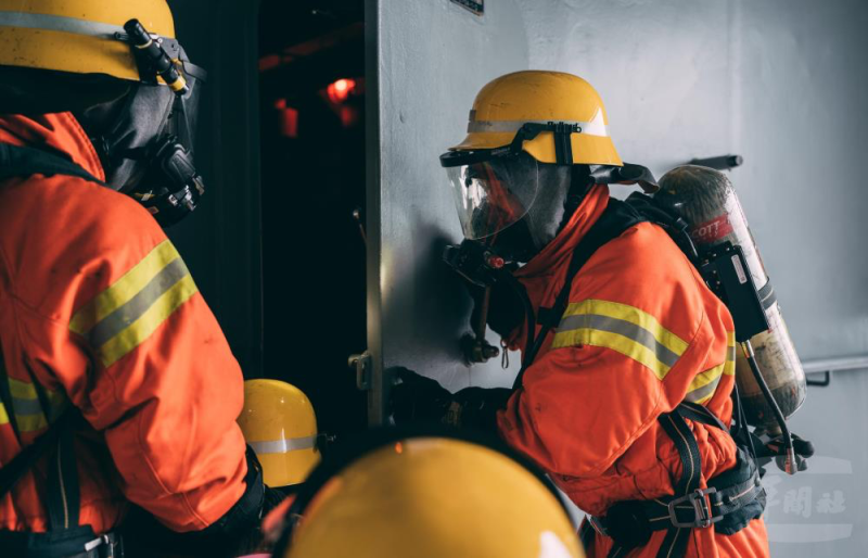 航行期間，艦上模擬各種失火狀況，在通過各扇氣密門時，更要謹慎確認門後溫度，避免危安。（軍聞社記者吳柏融攝）