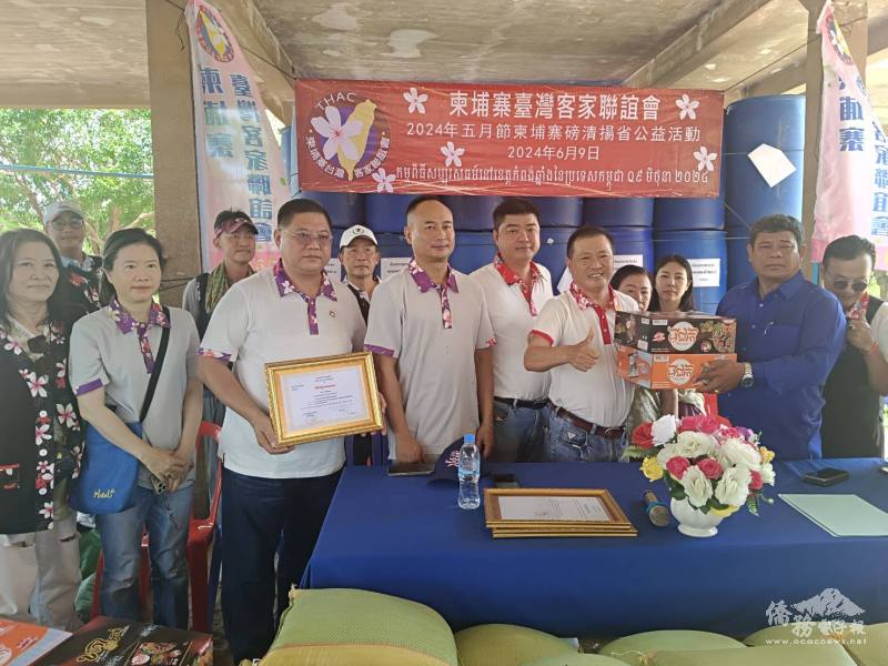 會長黃燕琪(前排右三)捐贈物資與池諾德魯村代表(前排右二)合影