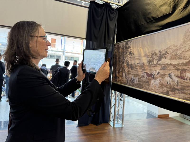 歐洲民眾操作「透視百駿」AR互動裝置