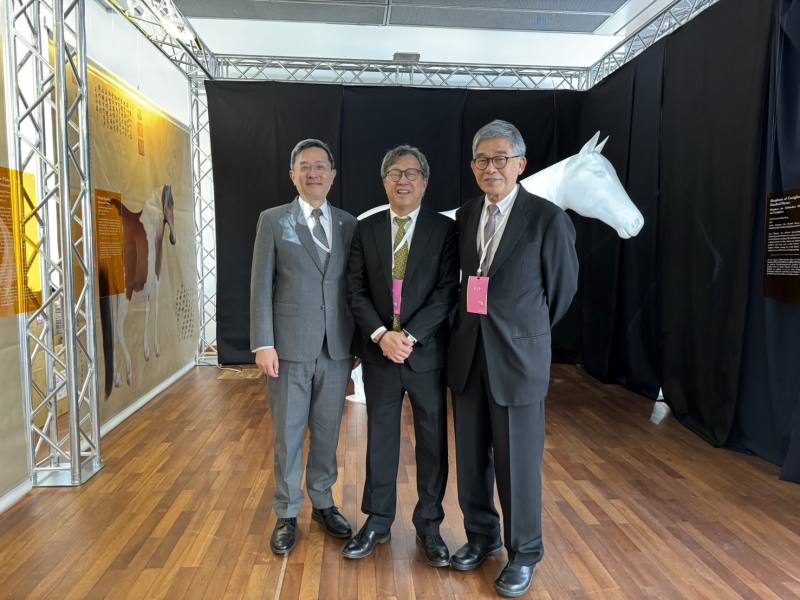 故宮黃永泰副院長(右)與駐德大使謝志偉(中)、駐歐盟暨比利時大使李淳(左)，共同研商故宮來到歐洲展出之可能性