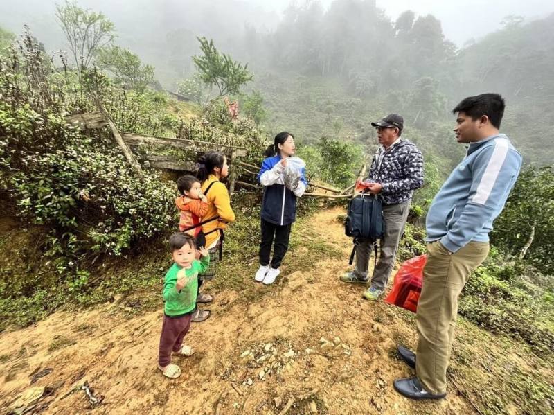 許龍寶（右2）前往越南北部山區考察古茶樹林，這一片動輒數百年的古茶樹林介於海拔1300至2500公尺之間，常年雲霧繚繞，他因而將自家古樹茶品牌取名「雲峰」。（台商許龍寶提供）