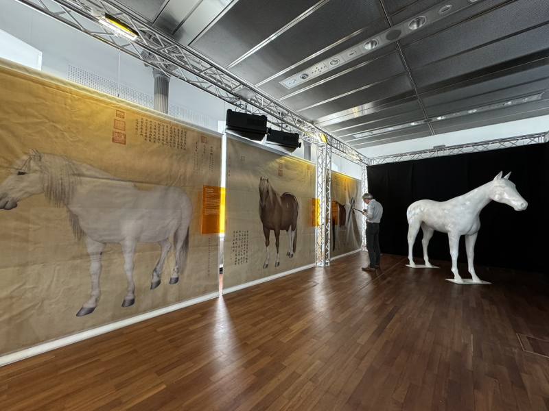 2024歐洲台灣形象展故宮展位展出〈十駿圖〉高仿真輸出畫作(左)與「百駿變」數位光雕(右)