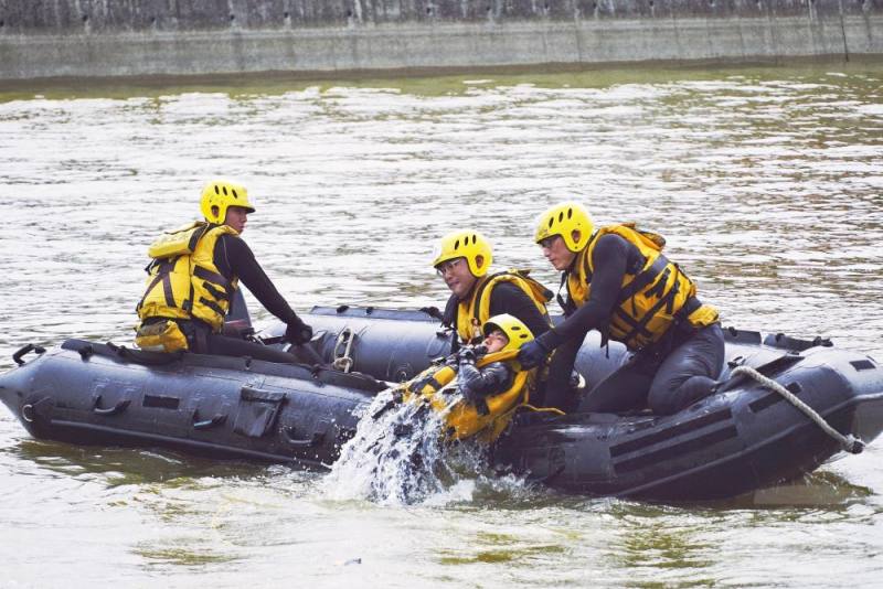 陸軍52工兵群戰工營日前於工兵訓練中心實施「舟艇漕渡」測驗 。（陸軍第十軍團提供）