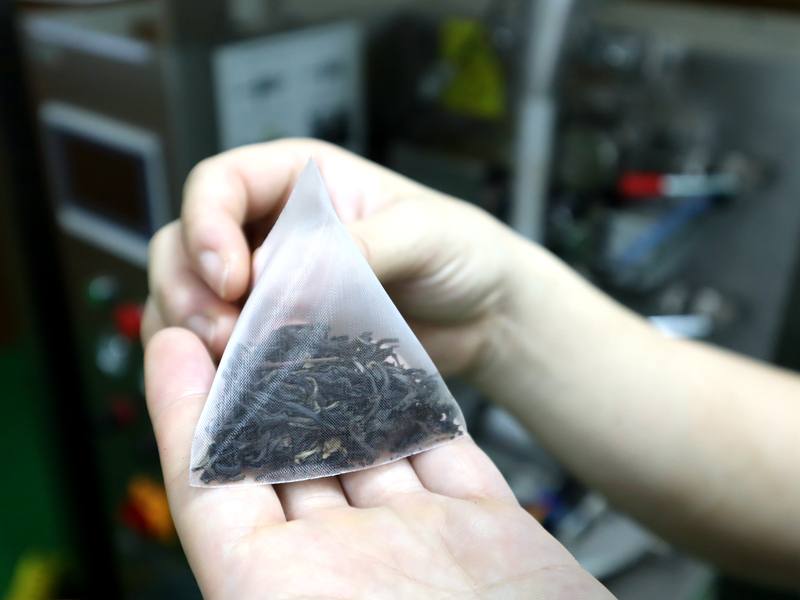 越南市面上看到的多是裝碎葉的平面茶包，許龍寶用玉米纖維製成的三角立體茶包裝著古樹茶原葉，消費者更能品嘗茶風味，兼顧環保與質感。