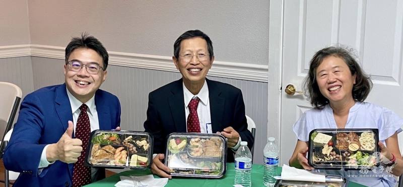 方志峯(中)、方夫人(右)及義工們一大清早為鄉親準備美味可口的便當