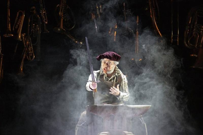 旅德男高音黃亞中將在拜魯特音樂節詮釋華格納歌劇「尼伯龍根的指環」中的「迷魅（mime）」一角，角色吃重。圖為黃亞中於柏林德意志歌劇院，演出華格納「尼伯龍根的指環」的「迷魅」造型。