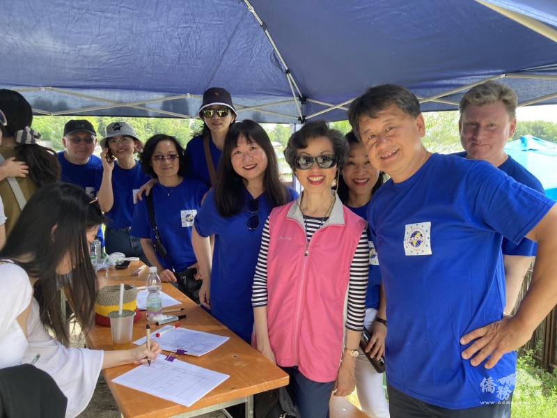 駐奧地利代表處大使張小月(右二)也到場熱情支持，除了和臺商會會長宋屏林(右一)及眾僑胞合影留念，並對此次活動的成功表示高度肯定