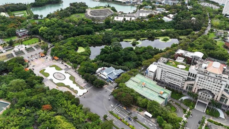 為優化澄清湖景區品質，高雄市觀光局爭取中央補助，陸續整建園區步道、大門入口廣場等設施近期完工。（高雄市觀光局提供）