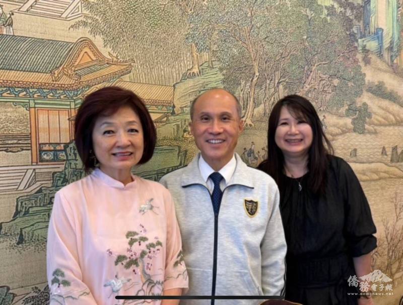 創會會長胡為美(左),校長徐建國(中),  現任會長黃祖容(右) 合影