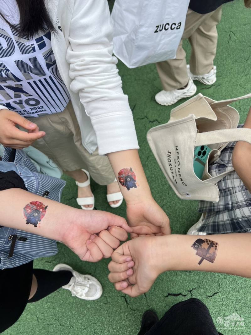 貼上臺灣黑熊紋身貼紙開心拍照留念