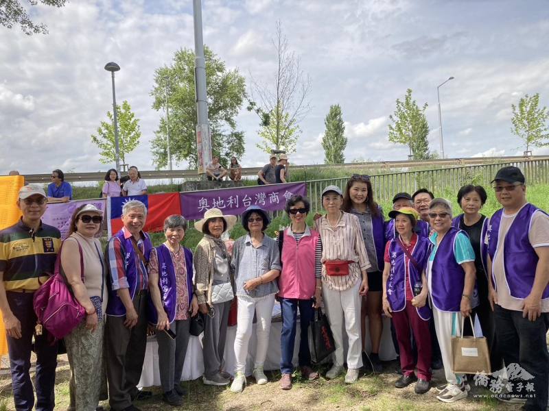 奧地利客家會在多瑙河畔舉行盛大的端午節聯歡活動，奧地利臺灣商會也選在同天舉辦端午龍舟划船比賽，共吸引超過百位僑胞熱情參與