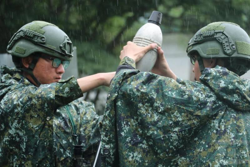 陸軍步兵第257旅步五營「14天教育召集訓練」日前實施60、120迫砲訓練彈射擊。（陸軍第十軍團提供）