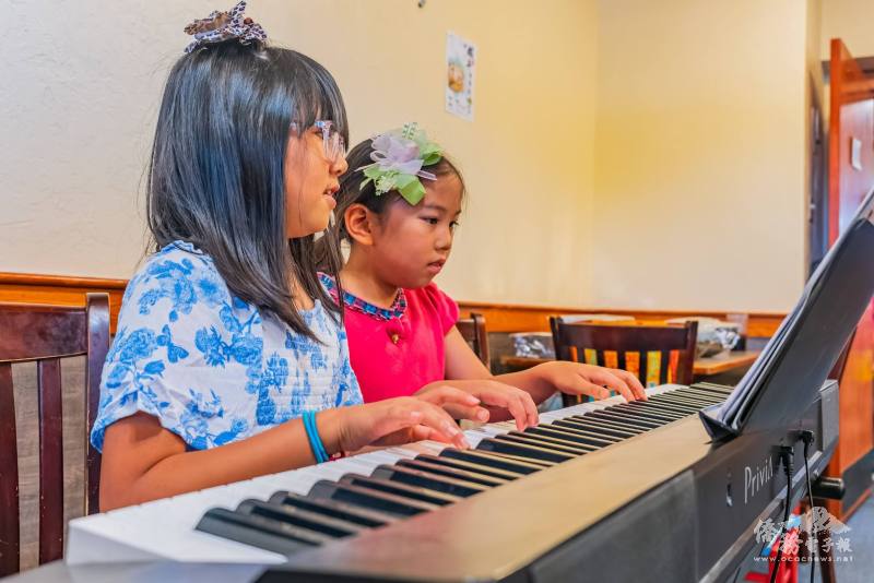 小朋友吳倚那（Ina Wu）和李悅安（Joanna Lee）以四手聯彈演奏《Italian Children’s Game》和《Jazz Blast》（梁駿傑提供）