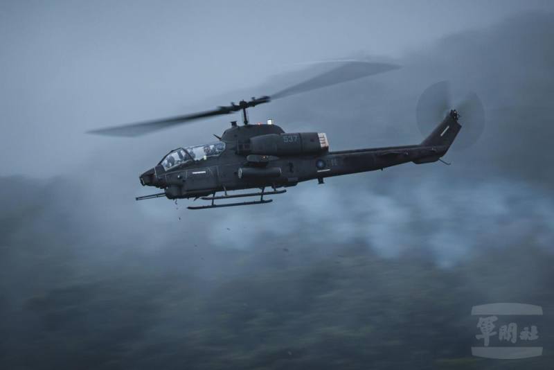 AH-1W眼鏡蛇攻擊直升機實施20機砲射擊