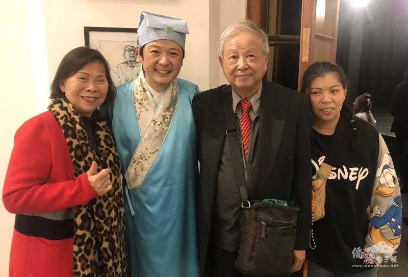 僑胞與黃勝煌合照