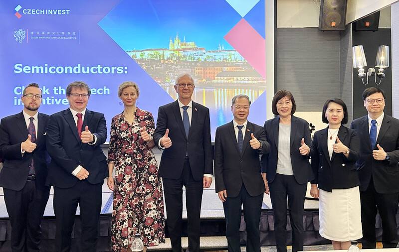 捷克經濟文化辦事處12日舉行捷克研討會，對台灣廠商說明捷克投資鼓勵措施等。圖為捷克參議院首席副議長德拉霍斯（左4）、捷克科研創新部次長哈利科娃（左3）、行政院秘書長龔明鑫（右4）與國發會副主委高仙桂（右3）等都親自出席。