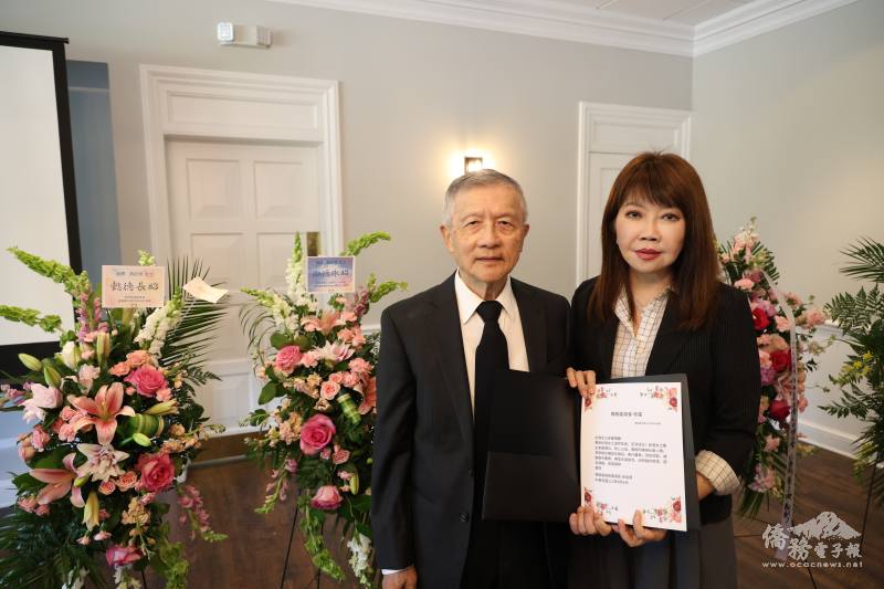 盧蔓菁轉達僑委會委員長徐佳青的唁電給馮紀漪家屬