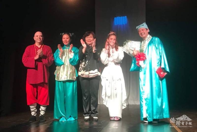 駐阿根廷代表處大使謝妙宏(中)贈送鮮花並合照