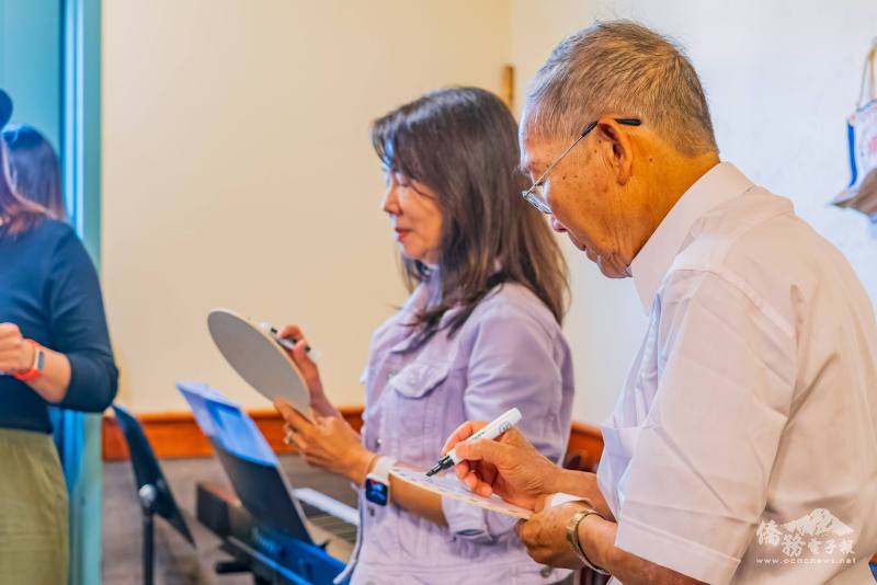 許多關於臺灣的有趣題目，讓住在美國許久的鄉親絞盡腦汁（梁駿傑提供）