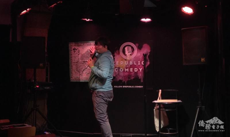 黃冠文放上臺灣地圖，與觀眾互動（黃冠文提供）