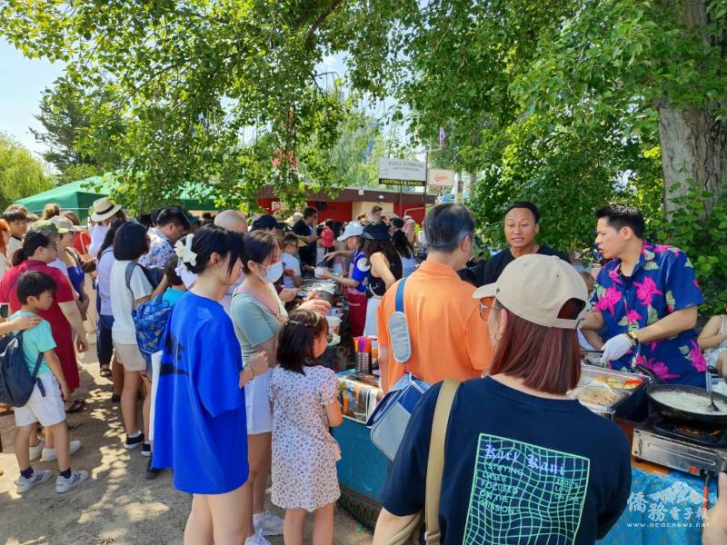 此活動吸引來自東南亞、印度等地的華人擺攤，為眾人提供故鄉美食