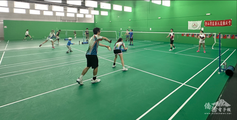 參賽選手在球場發揮實力奪取最佳成績