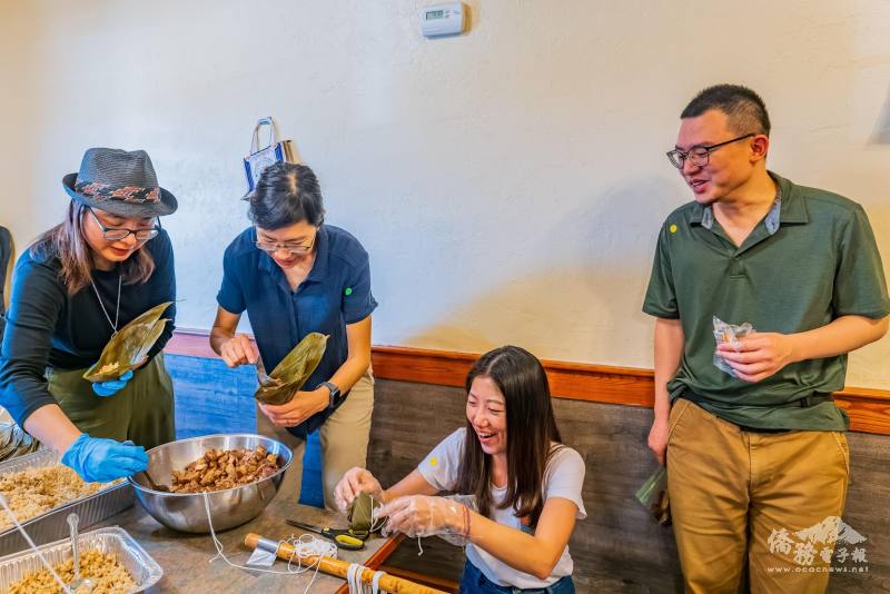 大家開心包粽（梁駿傑提供）