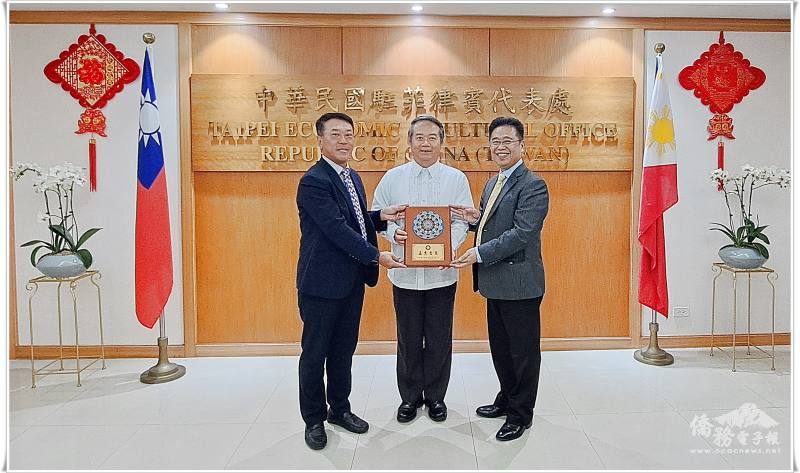 菲律賓臺商總會致贈周民淦紀念牌留念(中:周民淦、左:總會長林登峰、右:監事長簡良達)
