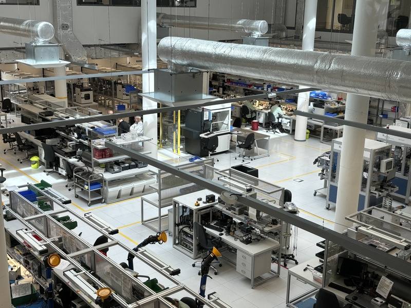 VIGO Photonics是波蘭光子領域最具指標性的公司，透過探測器晶片、雷射及電子裝置整合等，擁有完整的半導體高容量儀器生產線。圖為工廠生產線。